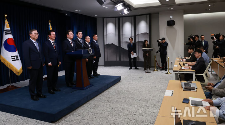[서울=뉴시스] 고범준 기자 = 이재명 대통령이 4일 서울 용산 대통령실 청사에서 새 정부 첫 인사 발표를 하고 있다. 왼쪽부터 이종석 국정원장 후보자, 김민석 국무총리 후보자, 이 대통령, 강훈식 비서실장, 위성락 안보실장, 황인권 경호처장. (대통령실통신사진기자단) 2025.06.04. bjko@newsis.com