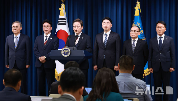 [서울=뉴시스] 고범준 기자 = 이재명 대통령이 4일 서울 용산 대통령실 청사에서 새 정부 첫 인사 발표를 하고 있다. 왼쪽부터 이종석 국정원장 후보자, 김민석 국무총리 후보자, 이 대통령, 강훈식 비서실장, 위성락 안보실장, 황인권 경호처장. (대통령실통신사진기자단) 2025.06.04. bjko@newsis.com