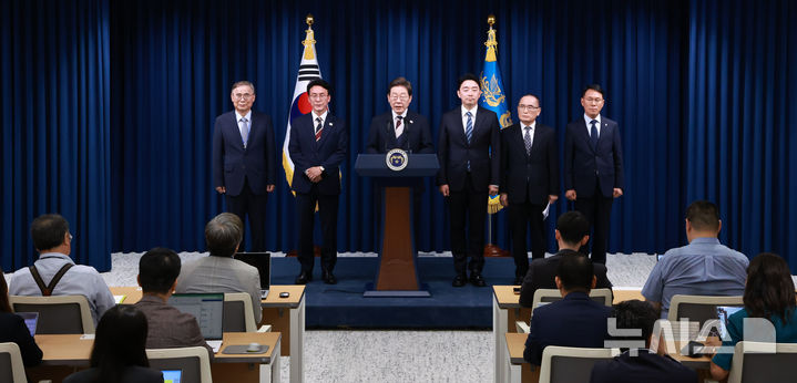 [서울=뉴시스] 고범준 기자 = 이재명 대통령이 4일 서울 용산 대통령실 청사에서 새 정부 첫 인사 발표를 하고 있다. 왼쪽부터 이종석 국정원장 후보자, 김민석 국무총리 후보자, 이 대통령, 강훈식 비서실장, 위성락 안보실장, 황인권 경호처장. (대통령실통신사진기자단) 2025.06.04. bjko@newsis.com