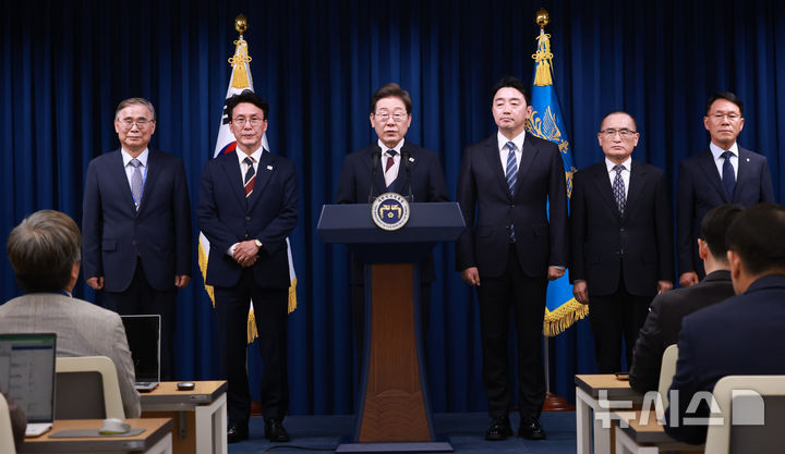 [서울=뉴시스] 고범준 기자 = 이재명 대통령이 4일 서울 용산 대통령실 청사에서 새 정부 첫 인사 발표를 하고 있다. 왼쪽부터 이종석 국정원장 후보자, 김민석 국무총리 후보자, 이 대통령, 강훈식 비서실장, 위성락 안보실장. (대통령실통신사진기자단) 2025.06.04. bjko@newsis.com