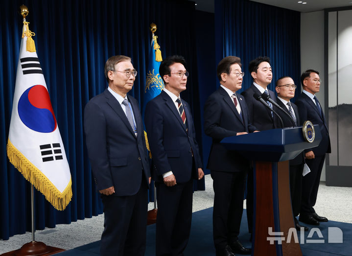 [서울=뉴시스] 고범준 기자 = 이재명 대통령이 4일 서울 용산 대통령실 청사에서 새 정부 첫 인사 발표를 하고 있다. 왼쪽부터 이종석 국정원장 후보자, 김민석 국무총리 후보자, 이 대통령, 강훈식 비서실장, 위성락 안보실장. (대통령실통신사진기자단) 2025.06.04. bjko@newsis.com