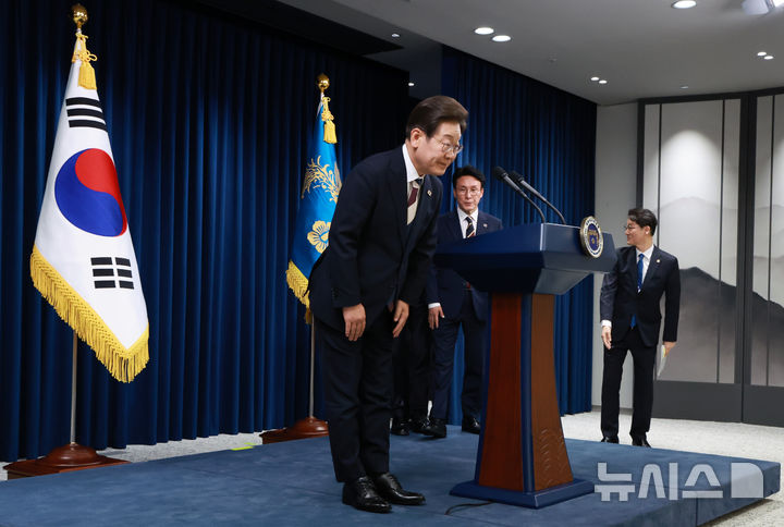 [서울=뉴시스] 고범준 기자 = 이재명 대통령이 4일 서울 용산 대통령실 청사에서 새 정부 첫 인사 발표에 앞서 인사하고 있다. (대통령실통신사진기자단) 2025.06.04. bjko@newsis.com