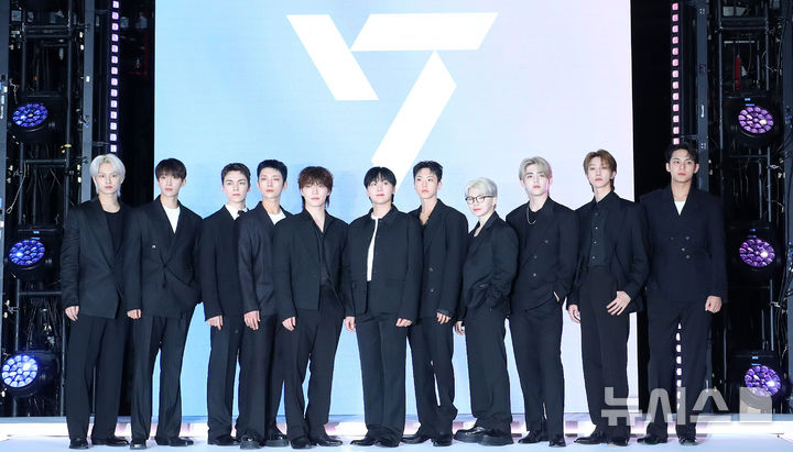 [서울=뉴시스] 김혜진 기자 = 그룹 세븐틴(왼쪽부터 준, 도겸, 버논, 조슈아, 디노, 승관, 호시, 우지, 에스쿱스, 디에잇, 민규)가 4일 오후 서울 용산구 한화손해보험 한남사옥에서 열린 에어비앤비 CEO와 아티스트 세븐틴이 함께하는 포토 행사에서 포즈를 취하고 있다. 2025.06.04. jini@newsis.com