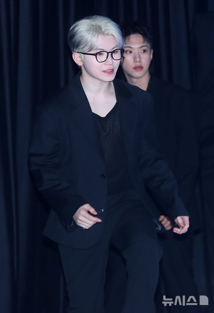 [서울=뉴시스] 김혜진 기자 = 그룹 세븐틴 우지가 4일 오후 서울 용산구 한화손해보험 한남사옥에서 열린 에어비앤비 CEO와 아티스트 세븐틴이 함께하는 포토 행사에서 포즈를 취하고 있다. 2025.06.04. jini@newsis.com