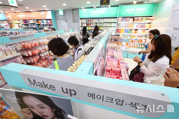 [서울=뉴시스] 황준선 기자 = 4일 서울 시내 한 다이소 매장을 찾은 외국인 관광객들이 화장품을 살펴보고 있다. LG생활건강이 다이소 전용으로 선보인 '바이 오디-티디(Bye od-td)'가 출시 9개월 만에 100만개 이상 판매되고, 토니모리가 다이소에 출시한 '본셉'은 론칭 1년 만에 누적 판매량 300만개를 돌파하는 등 최근 K-뷰티의 인기에 힘입어 외국인 관광객들의 필수 방문코스로 자리매김한 다이소 전용 화장품 판매량이 증가세를 나타내고 있다. 2025.06.04. hwang@newsis.com