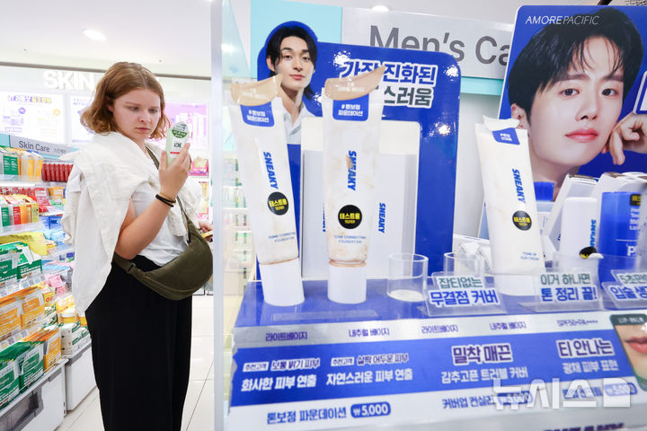 [서울=뉴시스] 황준선 기자 = 4일 서울 시내 한 다이소 매장을 찾은 외국인 관광객들이 화장품을 살펴보고 있다. LG생활건강이 다이소 전용으로 선보인 '바이 오디-티디(Bye od-td)'가 출시 9개월 만에 100만개 이상 판매되고, 토니모리가 다이소에 출시한 '본셉'은 론칭 1년 만에 누적 판매량 300만개를 돌파하는 등 최근 K-뷰티의 인기에 힘입어 외국인 관광객들의 필수 방문코스로 자리매김한 다이소 전용 화장품 판매량이 증가세를 나타내고 있다. 2025.06.04. hwang@newsis.com