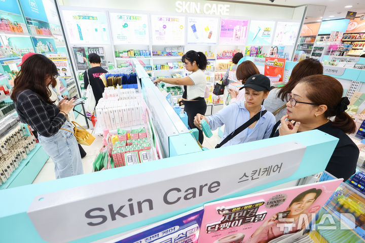 [서울=뉴시스] 황준선 기자 = 서울 시내 한 다이소 매장을 찾은 외국인 관광객들이 화장품을 살펴보고 있다. 2025.06.04. hwang@newsis.com