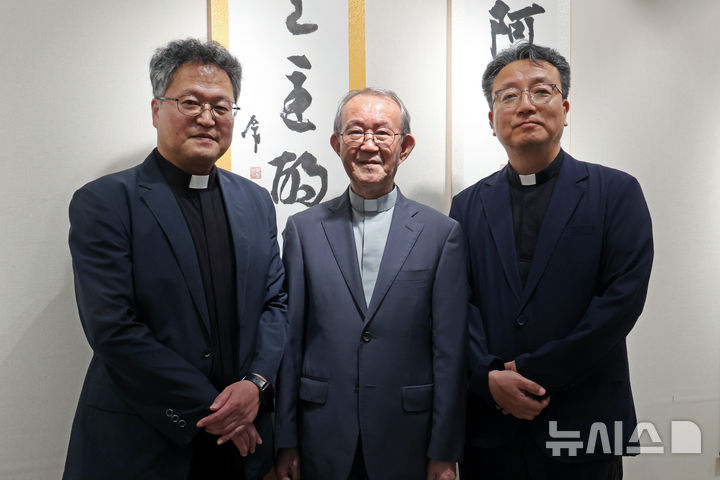 [서울=뉴시스] 박진희 기자 = 신부 서예가 정성훈 신부(천주교의정부교구, 왼쪽부터), 한만옥 신부(성사전담사제)도현우 신부(교하본당주임)가 4일 서울 중구 갤러리1898에서 '축성(祝聖)의 서예가 심성필성(心聖筆聖) 작품 총서 출판기념전' 기자간담회를 하고 있다. 2025.06.04. pak7130@newsis.com