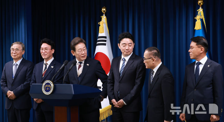 [서울=뉴시스] 고범준 기자 = 이재명 대통령이 4일 서울 용산 대통령실 청사에서 새 정부 첫 인사 발표를 하고 있다. 왼쪽부터 이종석 국정원장 후보자, 김민석 국무총리 후보자, 이 대통령, 강훈식 비서실장, 위성락 안보실장, 황인권 경호처장. (대통령실통신사진기자단) 2025.06.04. bjko@newsis.com