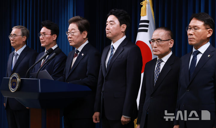 [서울=뉴시스] 고범준 기자 = 이재명 대통령이 4일 서울 용산 대통령실 청사에서 새 정부 첫 인사 발표를 하고 있다. 왼쪽부터 이종석 국정원장 후보자, 김민석 국무총리 후보자, 이 대통령, 강훈식 비서실장, 위성락 안보실장, 황인권 경호처장. (대통령실통신사진기자단) 2025.06.04. bjko@newsis.com