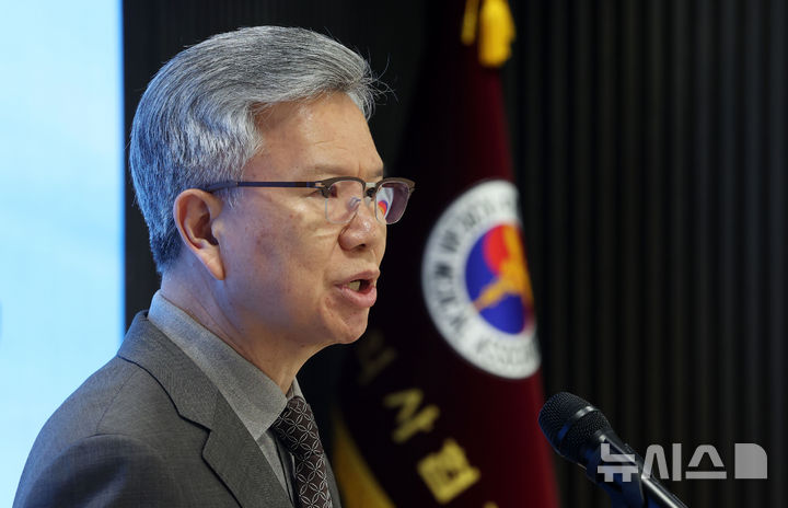 [서울=뉴시스] 홍효식 기자 = 김택우 대한의사협회(의협) 회장이 4일 오후 서울 용산구 의협에서 '새 대통령에게 바랍니다' 대한의사협회 기자회견을 하고 있다. 2025.06.04. yesphoto@newsis.com