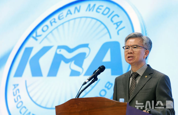 [서울=뉴시스] 홍효식 기자 = 김택우 대한의사협회(의협) 회장이 4일 오후 서울 용산구 의협에서 '새 대통령에게 바랍니다' 대한의사협회 기자회견을 하고 있다. 2025.06.04. yesphoto@newsis.com