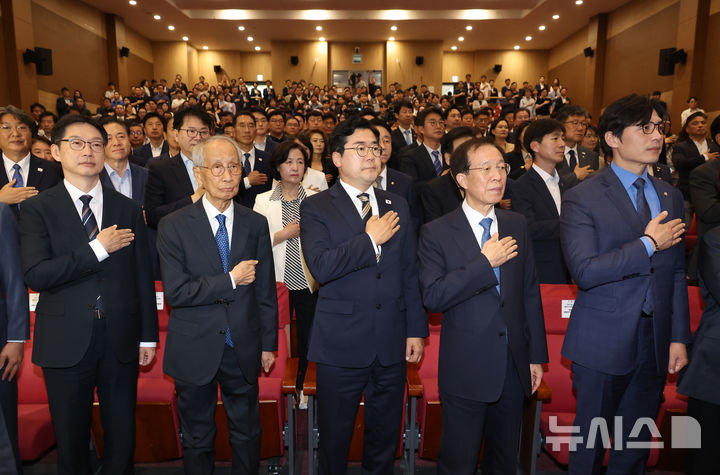 [서울=뉴시스] 고승민 기자 = 4일 서울 여의도 국회 의원회관에서 열린 더불어민주당 제21대 대통령 선거 선거대책위원회 해단식에서 박찬대, 윤여준 상임총괄선대위원장 등 참석자들이 국민의례를 하고 있다. 2025.06.04. kkssmm99@newsis.com