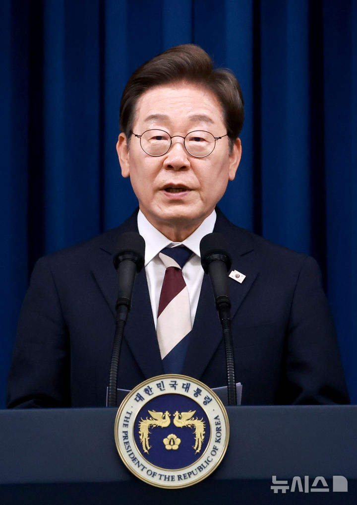 [서울=뉴시스] 고범준 기자 = 이재명 대통령이 4일 서울 용산 대통령실 청사에서 새 정부 첫 인사 발표를 하고 있다. (대통령실통신사진기자단) 2025.06.04. bjko@newsis.com