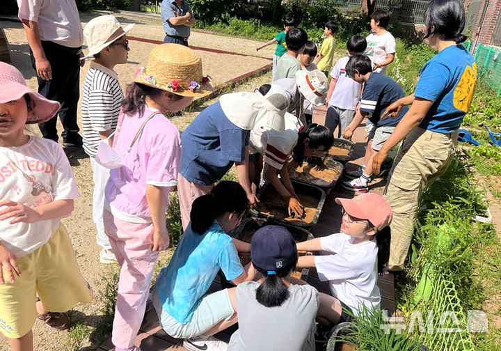 [곡성=뉴시스] 전남 곡성군 '도시학교 친환경 농업체험 프로그램' 운영. (사진=곡성군청 제공). photo@newsis.com *재판매 및 DB 금지