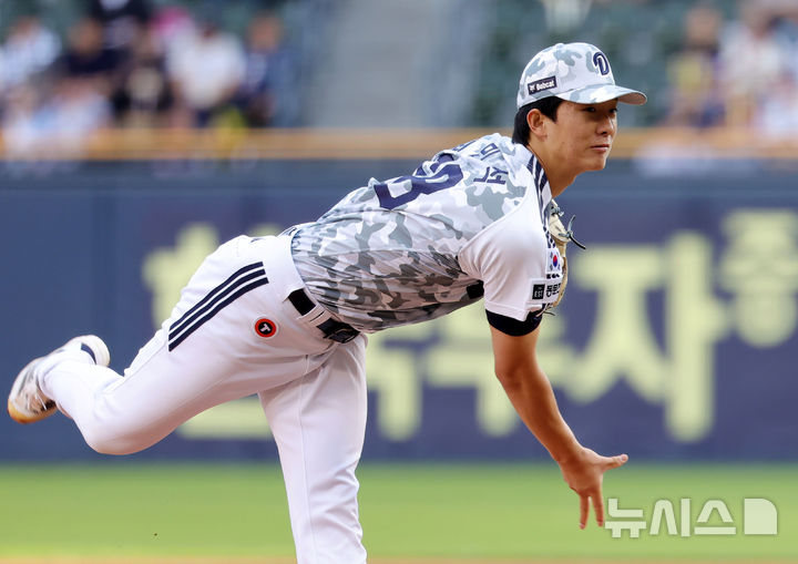 [서울=뉴시스] 홍효식 기자 = 4일 서울 송파구 잠실야구장에서 열린 2025 KBO리그 KIA 타이거즈와 두산 베어스의 경기, 1회초&nbsp; 두산 선발투수 최민석이 공을 던지고 있다. 2025.06.04. yesphoto@newsis.com