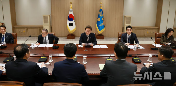[서울=뉴시스] 최진석 기자 = 이재명 대통령이 4일 서울 용산 대통령실 청사에서 '비상경제점검 태스크포스(TF) 회의'를 주재하고 있다. (대통령실통신사진기자단) 2025.06.04. myjs@newsis.com