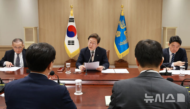 [서울=뉴시스] 최진석 기자 = 이재명 대통령이 4일 서울 용산 대통령실 청사에서 '비상경제점검 태스크포스(TF) 회의'를 주재하고 있다. (대통령실통신사진기자단) 2025.06.04. myjs@newsis.com