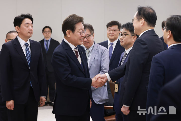[서울=뉴시스] 최진석 기자 = 이재명 대통령이 4일 서울 용산 대통령실 청사에서 열린 '비상경제점검 태스크포스(TF) 회의'에서 정인교 통상교섭본부장과 인사하고 있다. (대통령실통신사진기자단) 2025.06.04. myjs@newsis.com