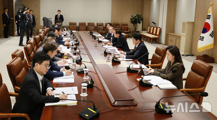 [서울=뉴시스] 최진석 기자 = 이재명 대통령이 4일 서울 용산 대통령실 청사에서 '비상경제점검 태스크포스(TF) 회의'를 주재하고 있다. (대통령실통신사진기자단) 2025.06.04. myjs@newsis.com