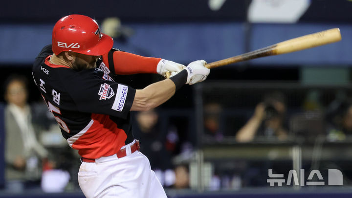 [서울=뉴시스] 홍효식 기자 = 4일 서울 송파구 잠실야구장에서 열린 2025 KBO리그 KIA 타이거즈와 두산 베어스의 경기, 6회초 1사 1루 KIA 위즈덤이 투런 홈런을 치고 있다. 2025.06.04. yesphoto@newsis.com