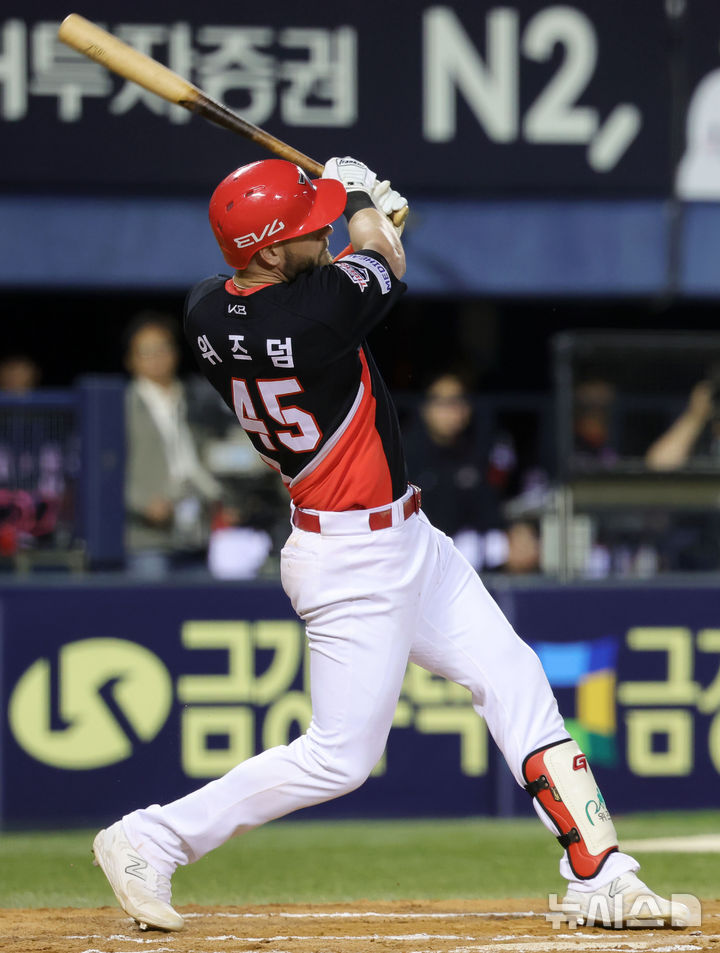 [서울=뉴시스] 홍효식 기자 = 4일 서울 송파구 잠실야구장에서 열린 2025 KBO리그 KIA 타이거즈와 두산 베어스의 경기, 6회초 1사 1루 KIA 위즈덤이 투런 홈런을 치고 있다. 2025.06.04. yesphoto@newsis.com