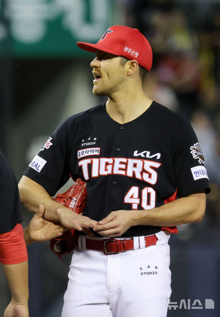 [서울=뉴시스] 홍효식 기자 = 4일 서울 송파구 잠실야구장에서 열린 2025 KBO리그 KIA 타이거즈와 두산 베어스의 경기,5회말 1사 KIA 네일이 두산 케이브의 타구를 처리하는 과정에서 손가락 통증을 느끼고 있다. 2025.06.04. yesphoto@newsis.com