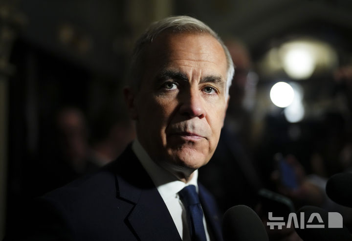 [오타와=AP/뉴시스]마크 카니 캐나다 총리가 4일(현지 시간) 오타와 의회에 도착한 모습. 2025.06.05.