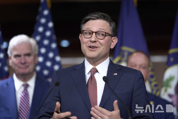 [워싱턴=AP/뉴시스] 공화당 소속 마이크 존슨 미국 하원의장이 지난 6월 4일 워싱턴DC 의회에서 도널드 트럼프 대통령의 감세·지출 삭감 법안과 관련한 기자회견을 열고 일론 머스크 테슬라 최고경영자(CEO)와의 대화 내용을 설명하고 있다. 2025.06.29.