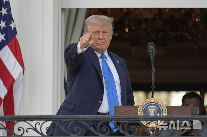 [워싱턴=AP/뉴시스] 8일(현지 시간) 월스트리트저널과 파이낸셜타임스 등 외신에 따르면, 달러 가치를 보여주는 달러인덱스(DXY)는 올해 들어 8.8% 하락해 99 아래로 떨어졌다. 이는 1980년대 중반 이후 최악의 낙폭이다. 사진은 도널드 트럼프 미국 대통령이 4일(현지 시간) 워싱턴 백악관에서 연설하며 손짓하고 있다. 2025.06.08.