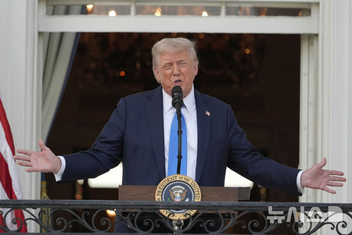 [워싱턴=AP/뉴시스]도널드 트럼프 미 대통령이 4일(현지시각) 워싱턴 백악관 사우스론에서 연설하고 있다. 그는 이날 조 바이든 전 대통령 재임 시절 행적 조사를 행정부에 지시했다. 보좌관들이 바이든의 "인지력 쇠퇴"를 감추고 오토펜을 사용해 사면 및 기타 문서에 서명한 것의 정당성에 의문을 제기한 것이다. 2025.06.05