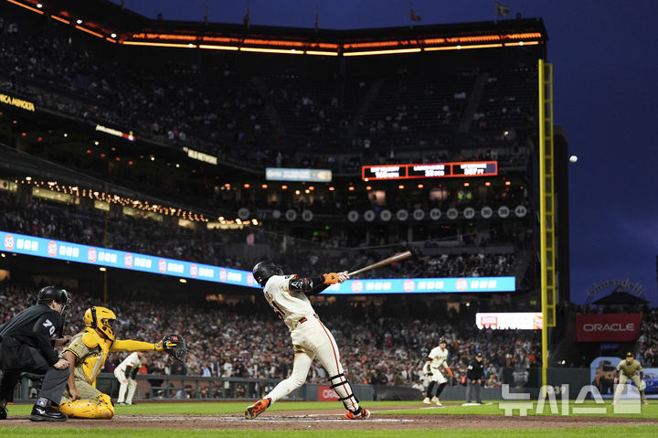 [샌프란시스코=AP/뉴시스] 샌프란시스코 자이언츠의 이정후가 4일(현지 시간) 미 캘리포니아주 샌프란시스코 오라클 파크에서 열린 2025 메이저리그 샌디에이고 파드리스와의 경기 7회 말 희생플라이로 타점을 올리고 있다. 2025.06.05.