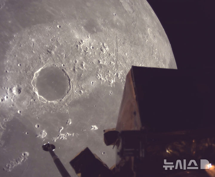 [도쿄=AP/뉴시스] 사진은 지난 4일 일본 민간 우주기업 아이스페이스가 제공한 이미지로, 달 궤도를 선회 중인 무인 착륙선 '리질리언스'의 모습. 2025.06.06.