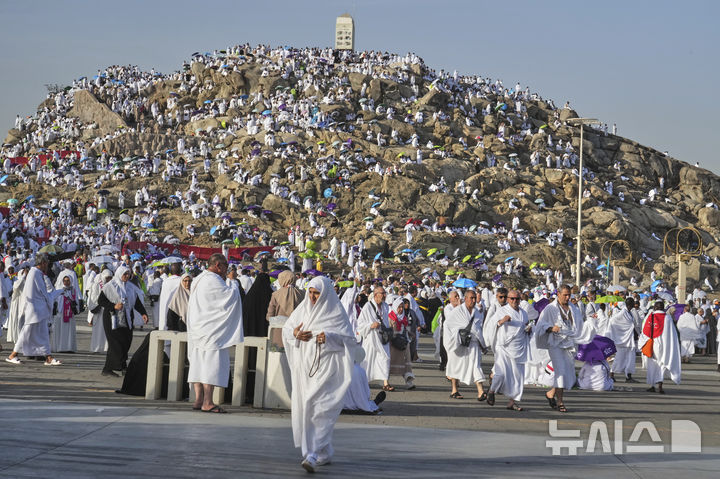 [메카=AP/뉴시스]지난 2025년6월5일(현지 시간) 사우디아라비아 메카 인근 아라파트 평원 '자비의 산'으로 알려진 바위 언덕에 이슬람 순례자들이 모여 있다. 하지는 무슬림이 반드시 행해야 할 5대 의무 중 하나로 건강과 재정이 허락하는 한 평생 한 번은 참가해야 한다. 2025.06.05.