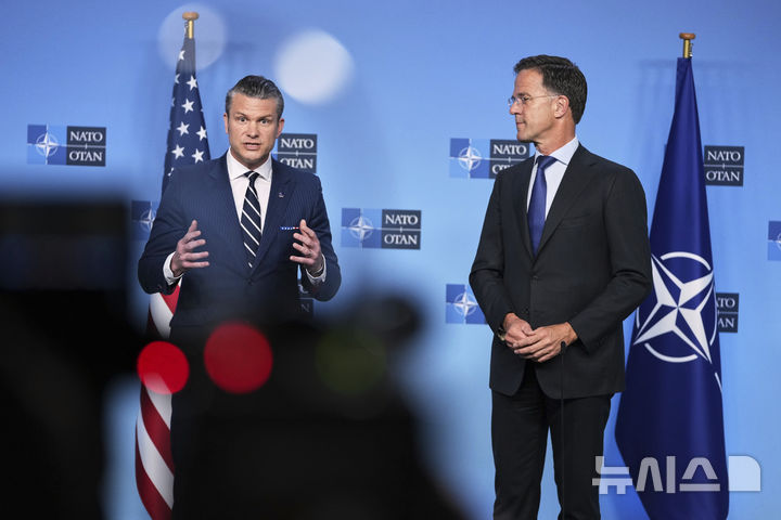 [AP/뉴시스] 미국의 피트 헤그세스 국방장관(왼쪽)과 마크 뤼터 나토 사무총장이 5일 국방장관 회의 개시에 앞서 취재진과 만나  답하고 있다