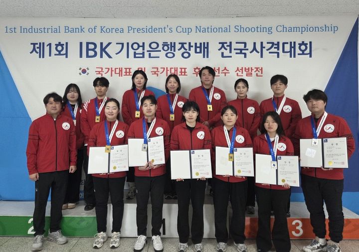 [서산=뉴시스] 서산시청 사격팀 선수들이 지난 4일 청주종합사격장에서 제1회 IBK기업은행장배 전국사격대회 메달 획득을 기념하는 단체 사진을 찍고 있다. (사진=서산시 제공) 2025.06.05. photo@newsis.com *재판매 및 DB 금지