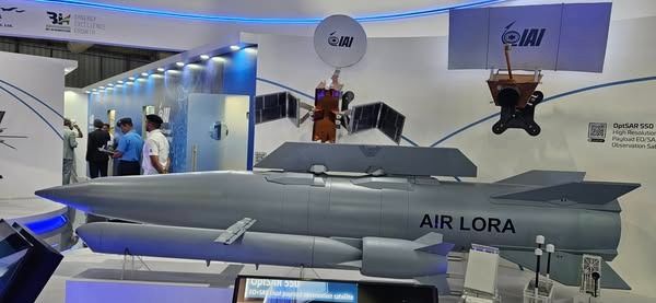 [서울=뉴시스]이스라엘 항공우주산업사가 지난해 공개한 준탄도장거리미사일 (LORA)의 공대지 모델. 사거리가 400km 이상인 이 미사일은 공대지, 함대지, 지대지 발사 시스템이 모두 개발돼 있다. 비행 궤적을 수시로 바꾸는 변칙 기동이 가능해 요격이 어려운 것이 특징이다. 사진은 이스라엘이 지난 2월 인도에 판매를 제안한 공대지 모델이다.&nbsp; (출처=페이스북) 2025.6.5.&nbsp; *재판매 및 DB 금지