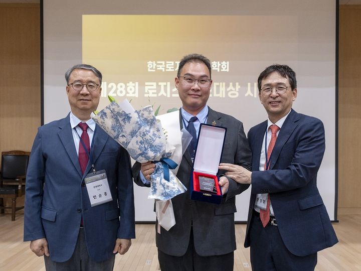 [서울=뉴시스] BGF로지스 한국로지스틱스 유통물류 부문 대상 (왼쪽부터) 민승홍 한국로지스틱스 전 학회장 교수, 이민재 BGF로지스 대표, 문성암 한국로지스틱스학회장 교수 (사진=BGF 제공) *재판매 및 DB 금지