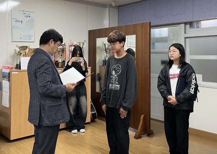 [서울=뉴시스] 요진건설산업은 '제28회 요진 어린이 선행상' 수상자로 전남 영광군 관내 초등학교 6학년생 26명을 선정해 상장과 장학금을 전달했다고 5일 밝혔다. (사진=요진건설 제공) 2025.06.05. photo@newsis.com *재판매 및 DB 금지