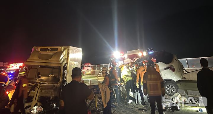 [포항=뉴시스] 안병철 기자 = 5일 새벽 0시45분께 경북 포항시 남구 연일읍 유강대교에서 티볼리 승용차가 역주행하다 마주 오던 2.5t 트럭과 정면충돌했다. (사진=독자 제공) 2025.06.05. photo@newsis.com