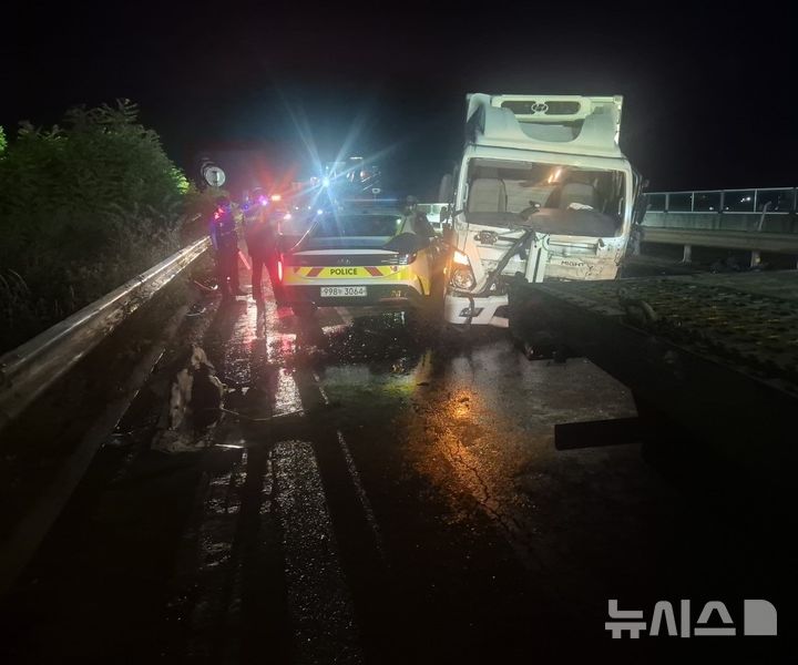 [포항=뉴시스] 안병철 기자 = 5일 새벽 0시45분께 경북 포항시 남구 연일읍 유강대교에서 티볼리 승용차가 역주행하다 마주 오던 2.5t 트럭과 정면충돌했다. (사진=독자 제공) 2025.06.05. photo@newsis.com