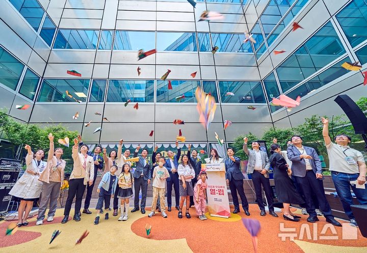 [서울=뉴시스] 지난달 30일 서울 강남구 삼성서울병원에서 열린 소아청소년센터 그랜드 오프닝 행사에서 안정호 시몬스 대표, 안강모 삼성서울병원 소아청소년센터장, 소아청소년 환아 및 가족 등 참석자들이 소아청소년센터의 새로운 시작을 응원하며 종이비행기를 날리고 있다. (사진= 시몬스 침대 제공)