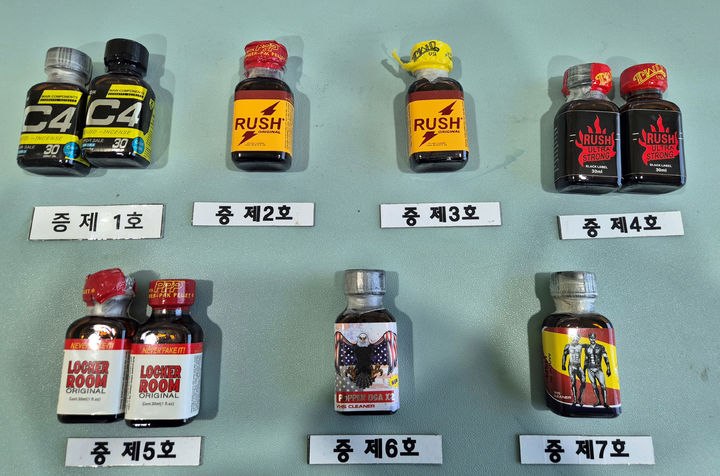 [서울=뉴시스] 인천공항본부세관은 러쉬(Rush) 191병(4270ml)을 밀수·유통한 베트남 국적 A씨(남·30대)를 검거해 '마약류 관리에 관한 법률' 위반 혐의로 인천지검에 구속 송치했다고 5일 밝혔다. 사진은 A씨가 유통하려다 적발된 러쉬. 2025.06.05.. (사진=인천공항본부세관 제공) photo@newsis.com *재판매 및 DB 금지