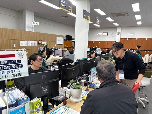 [밀양=뉴시스] 밀양시 삼문동 행정복지센터 이정재 팀장이 행정복지센터에서 민원인을 응대하고 있다. (사진=밀양시 제공) 2025.06.06. photo@newsis.com *재판매 및 DB 금지