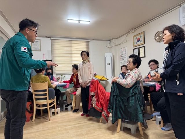 [밀양=뉴시스] 밀양시 삼문동 행정복지센터 이정재 팀장이 경로당을 방문해 어르신들께 인사를 하고 있다. (사진=밀양시 제공) 2025.06.06. photo@newsis.com *재판매 및 DB 금지