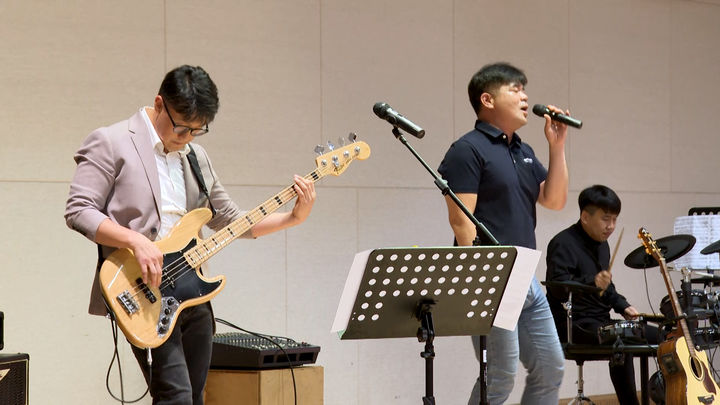 [밀양=뉴시스] 밀양시 삼문동 행정복지센터 이정재 팀장이 밀양시 직장동호회 LAM 밴드에서 베이스 연주자로 활동하고 있다. (사진=밀양시 제공) 2025.06.06. photo@newsis.com *재판매 및 DB 금지