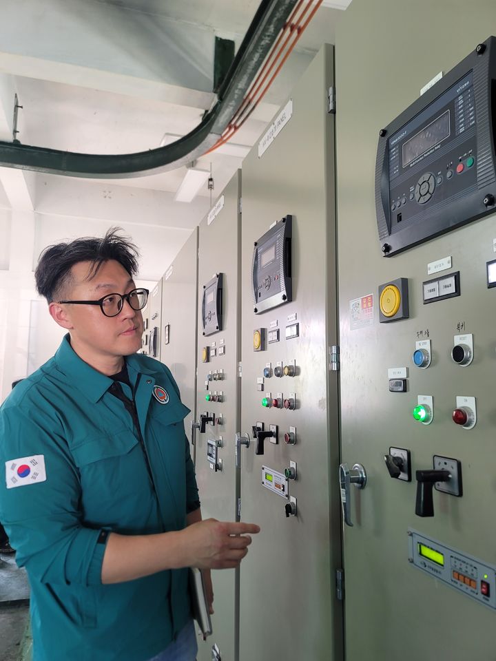 [밀양=뉴시스] 밀양시 삼문동 행정복지센터 이정재 팀장이 관내 배수장을 점검하고 있다. (사진=밀양시 제공) 2025.06.06. photo@newsis.com *재판매 및 DB 금지