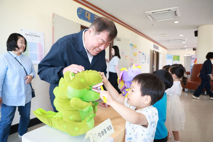 [산청=뉴시스] 이승화 산청군수 구강보건의 날 행사 격려 (사진=산청군 제공) 2025. 06. 05. photo@newsis.com&nbsp; *재판매 및 DB 금지