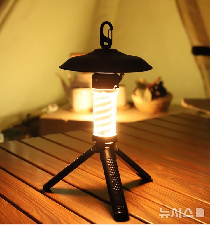 [서울=뉴시스] 모아캠핑 캠핑용 충전식 모기향 랜턴. (사진= 오늘의집 제공)