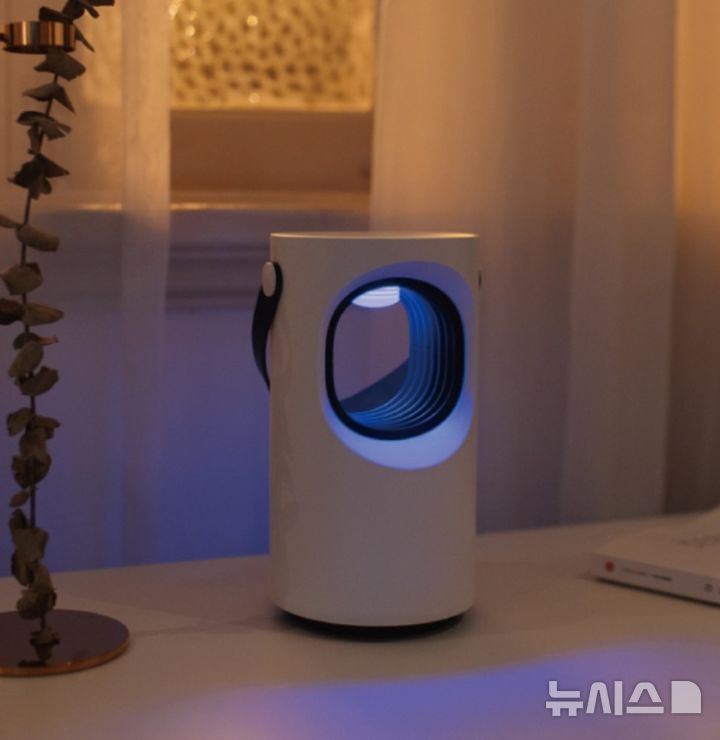 [서울=뉴시스] 세레스홈의 데이리브 LED 모기퇴치기. (사진= 오늘의집 제공)